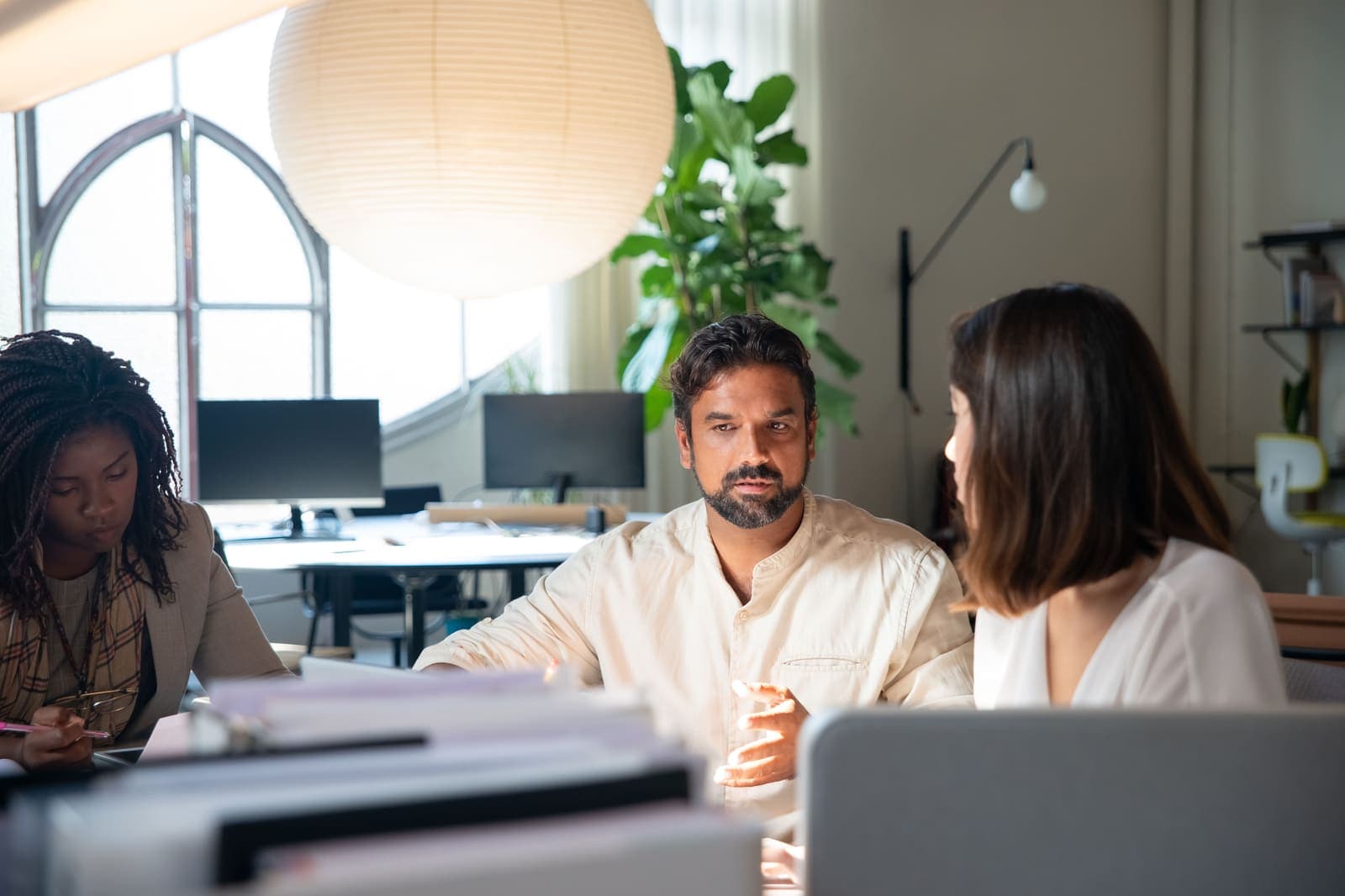 Des dirigeants en réunion de travail concentrée, dans un bureau moderne et lumineux
